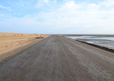 strada di sale tra dune del Namib laguna e mare Walvis Bay - Diario di viaggio in Namibia