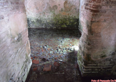 La vasca per il l battesimo nel Battistero paleocristiano di San Giovanni in Fonte, Padula