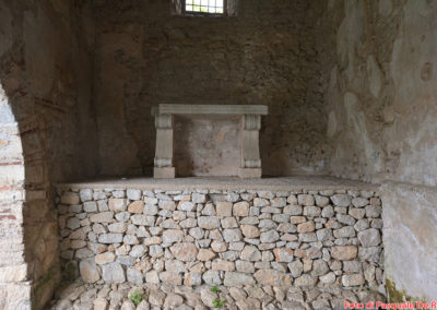 L'altare nel Battistero paleocristiano di San Giovanni in Fonte, Padula