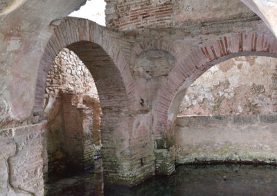 La vasca per il l battesimo nel Battistero paleocristiano di San Giovanni in Fonte, Padula