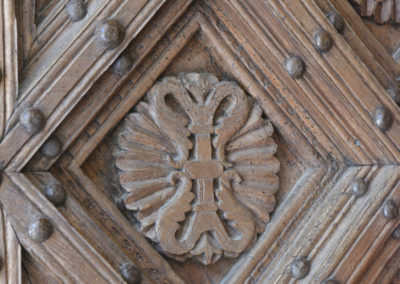 Particolare del portone in legno della Certosa di San Lorenzo di Padula