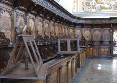 Le sedute in legno nella chiesa della Certosa di san Lorenzo a Padula