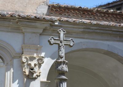 Crocifisso nel chiostro