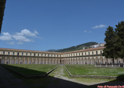 Il chiostro maggiore di 12.000 mq. della Certosa di San lorenzo a Padula