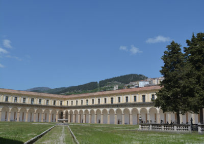 Il chiostro maggiore di 12.000 mq. della Certosa di San lorenzo a Padula