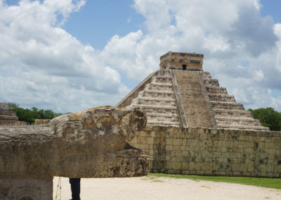 Chichen-Itza-Serpente-e-Piramide-dalla-zona-del-Gran-Juego-de-Pelota - Diario di viaggio in Messico