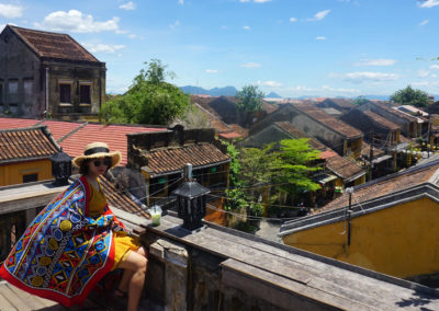 Ragazzza-vietnamita-sulla-terrazza-panoramica-di-Hoi-An-dal-Faifo-Coffee