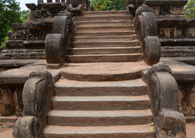 Pietra di luna alla-base della scalinata Polannaruwa Diario di viaggio in Sri Lanka