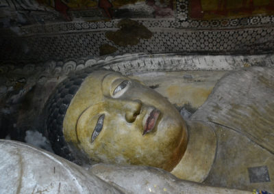 Particolare viso Buddha grotta del Divino Re Tempio d'oro Dambulla - Diario di viaggio in Sri Lanka