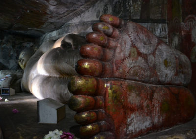 Particolare piede Buddha grotta del Divino Re Tempio d'oro Dambulla - Diario di viaggio in Sri Lanka