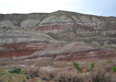 Montagne stratificate lungo la UT 24 vicino Capitol Reef - Diario di viaggio in USA