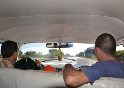Interni bianchi Pontiac con famiglia di accompagnamento -L'Avana-Cienfuegos-Trinidad - Diario di viaggio a CubaInterni bianchi Pontiac con famiglia di accompagnamento -L'Avana-Cienfuegos-Trinidad - Diario di viaggio a Cuba