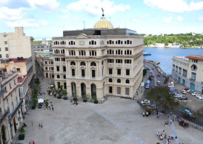 Panorama-dalla Basilica de San Francisco de Asis sulla Plaza-de San francisco, sull'edificio de la Lonja del Comercio e sul mare - Diario di viaggio a Cuba