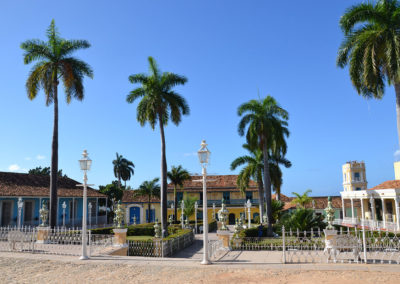 Plaza Mayor, con il Museo de Arquitectura Colonial, la Galería de Arte Universal Benito Ortiz ed il Museo de Historia Municipal sullo sfondo da destra, Trinidad - Diario di viaggio a Cuba