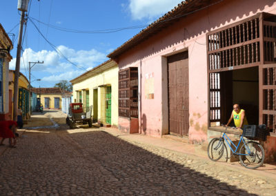 Trinidad -quello vestito con maglia del Brasile è un ottimo pittore da cui abbiamo comprato un dipinto ad olio di ottima fattura - Diario di viaggio a Cuba