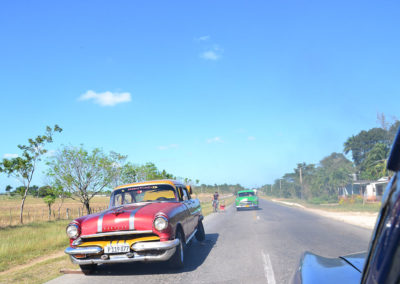 Strada di Cuba con auto anni '50 - Diario di viaggio a Cuba
