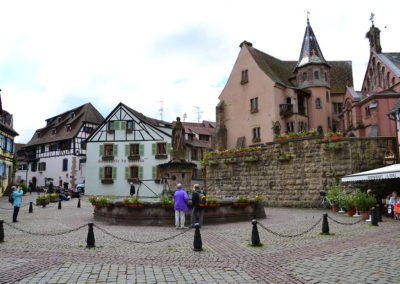 Place Saint Lèon con Chateau des Comtes e la Chapelle St-Lèon, Eguisheim - Diario di viaggio in Alsazia