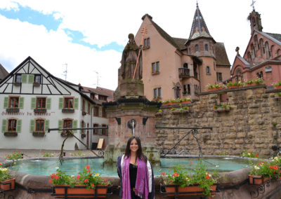Place Saint Lèon con Chateau des Comtes e la Chapelle St Lèon, Eguisheim - Diario di viaggio in Alsazia