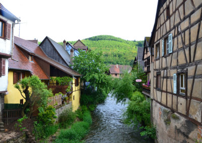 Case a graticcio sul fiume Weiss dal-ponte fortificato, Kaysersberg - Diario di viaggio in Alsazia
