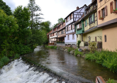 Case a graticcio sul fiume Weiss dal-ponte fortificato, Kaysersberg - Diario di viaggio in Alsazia