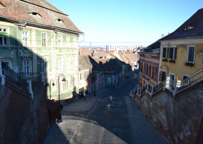 Strada Ocnei, dal Ponte delle Bugie con l'edificio storico in verde Fostul han Zur Ungarische Krone in evidenza, Sibiu - Diario di viaggio in Transilvania - Romania