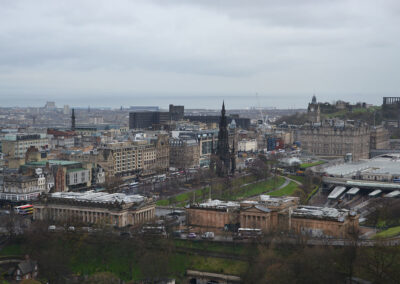 Princes Street da Edinburgh Castle -da destra West and Est Princes-Gardens,-The Royal Scottish Academy, Scottish National Gallery,-Scott Monument,-The-Balmoral -Calton Hill