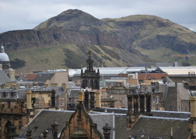 Panorama tetti Edimburgo e collina vulcanica Diario di viaggio in Scozia.