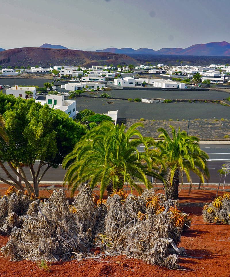 Calle-Vista-de-Yaiza-da-terrapieno,-Lanzarote