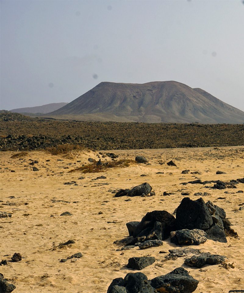 vulcani alle spalle di Playa Pop Corn Fuerteventura