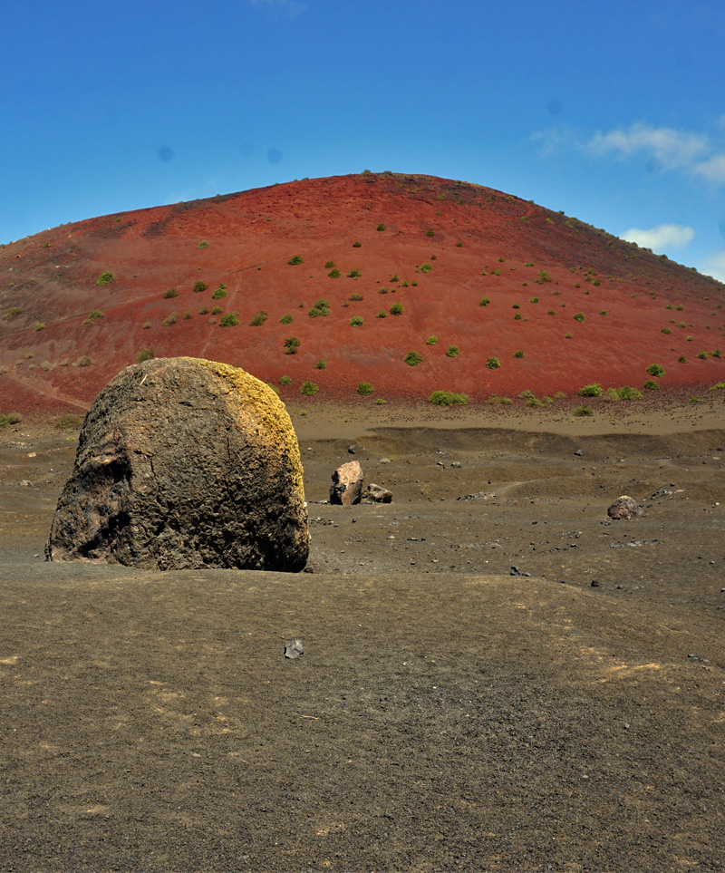 Caldera-Colorada-con-la-bomba-vulcanica,-Lanzarote