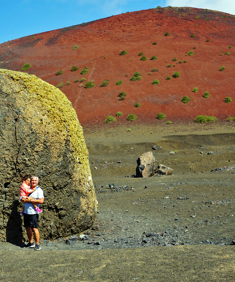 Caldera-Colorada-e-bomba-vulcanica,-Lanzarote