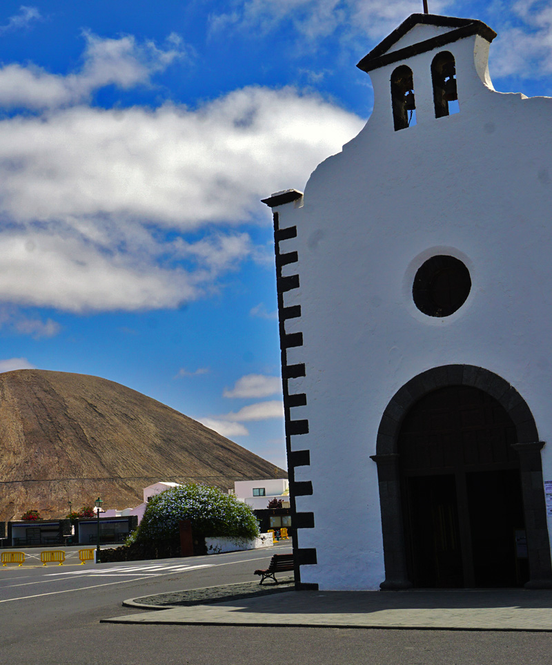 Montana-Timbaiba-e--Ermita-del-Socorro-de-Tiagua-su-LZ-401,-Lanzarote.J