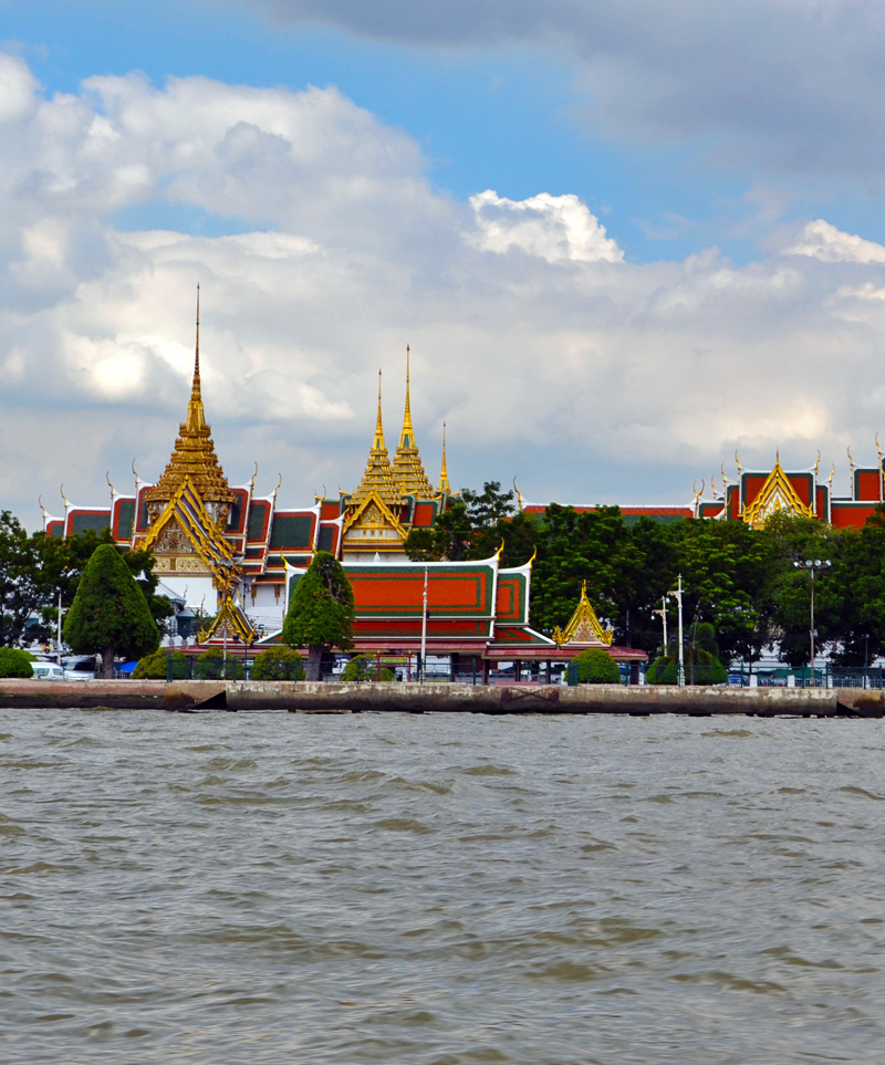 Palazzo-Reale-(Grand-Palace)-dal-fiume,-Phra-Nakhon,-Bangkok.
