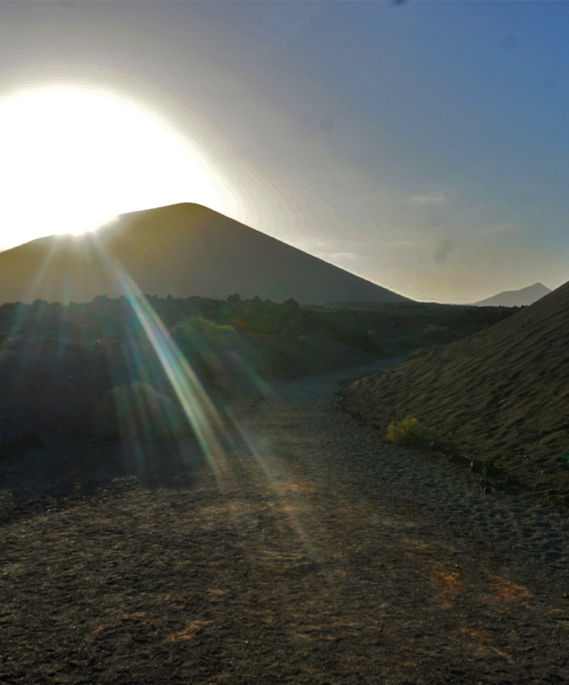 sole-che-sorge-dietro-la-Montana-Negra-di-fronte-alla-Caldera-de-Los-Cuervos,-Lanzarote