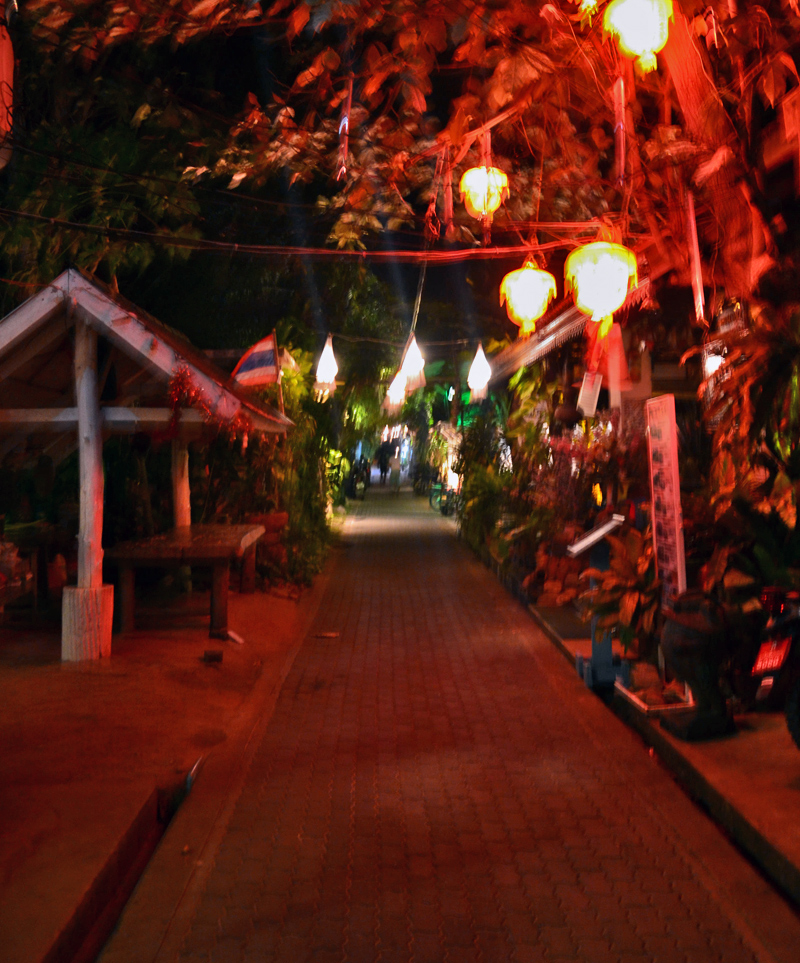 Sairee-Walking-Street,-Ko-Tao