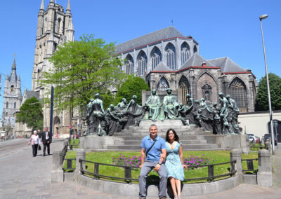 Maaseikplein con monumento fratelli Van Eyck,-Gent