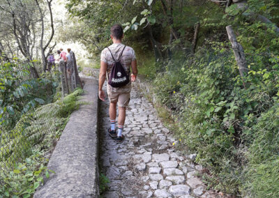 Camminare sul sentiero per la Valle delle Ferriere