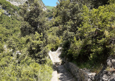Il percorso iniziale del sentiero per la valle delle Ferriere