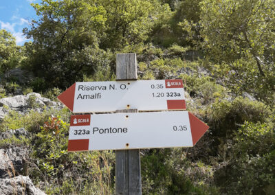 Indicazioni all'inizio del sentiero per la valle delle Ferriere