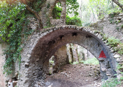 I ruderi lungo la Valle delle Ferriere