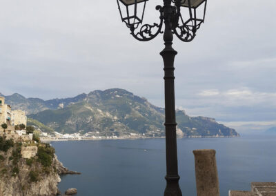 Colonna, lampione e scala ad Atrani