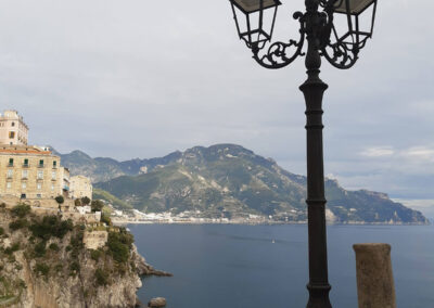 Colonna, lampione e scala ad Atrani