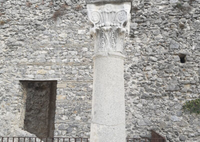 Colonna all'interno della Basilica di Sant'Eustacchio a Scala