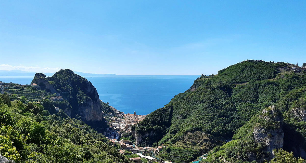 Scala in costiera amalfitana, sentieri a piedi e belle persone