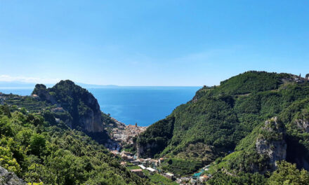 Scala in costiera amalfitana, sentieri a piedi e belle persone