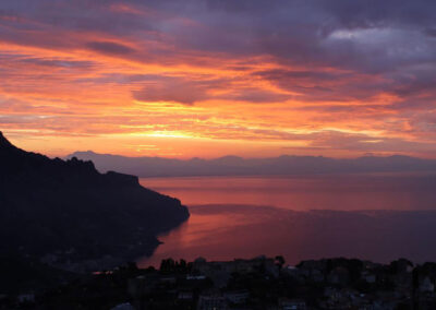 Il panorama al tramonto dal B&B Guest Malù di Roberta a Scala