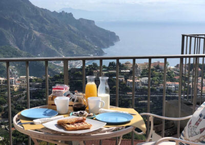 Il terrazzo e la colazione da favola al B&B Guest Malù di Roberta a Scala