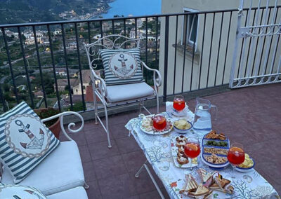 Il terrazzo e la colazione da favola al B&B Guest Malù di Roberta a Scala