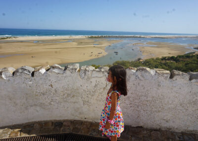 Bassa marea, panorama Cacela Velha su Rio Formosa e mare