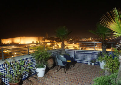 Terrazzo Hôtel des Oudaïas di notte, Rabat